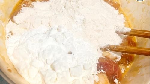 做咕噜肉，原来腌制和挂糊是关键！酸甜惹味，外酥肉咸鲜，真下饭