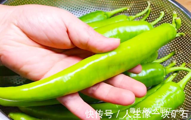 辣椒这样做太好吃了，不加一滴水，一次腌制20斤，放一年都不坏