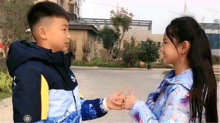 哥哥|龙凤胎哥哥天天吃钙片,妹妹天天喝牛奶,两人差距不是一般的大