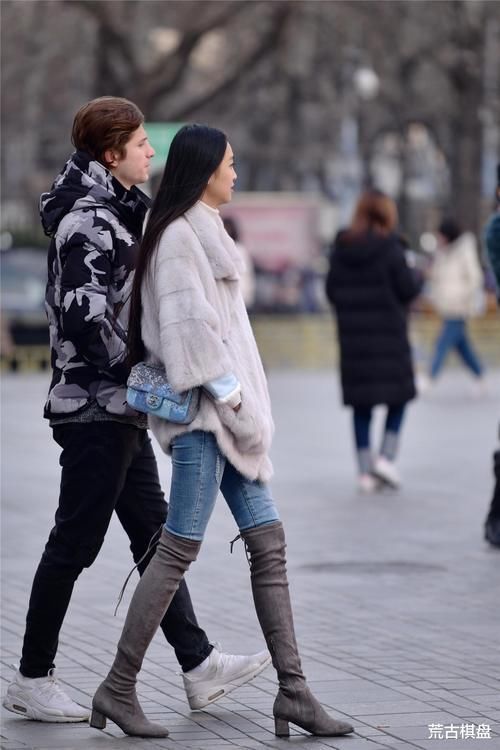 紧身牛仔裤,搭配长靴还是短靴?时尚姑娘有着自己的搭配技巧
