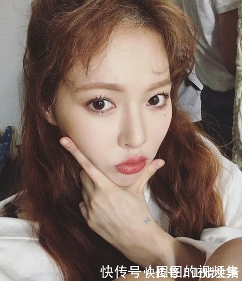 珍珠 珍珠发卡过时了,泫雅的5毛钱发卡才是时尚,网友:珍珠太贵了!