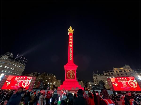 春节|伦敦特拉法加广场除夕夜亮起“中国红”