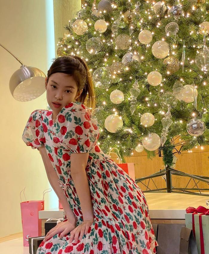 人间香奈儿放大招了,jennie身穿嫩绿针织衫清新大方,气质真的好