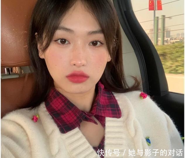 美女|氛围感美女唇妆是重点,口红谁都涂,配合小技巧颜值翻倍!