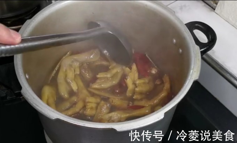 假期回来啦,先做一个好吃的干锅鸭脚提提神,下半年的奋斗开始啦