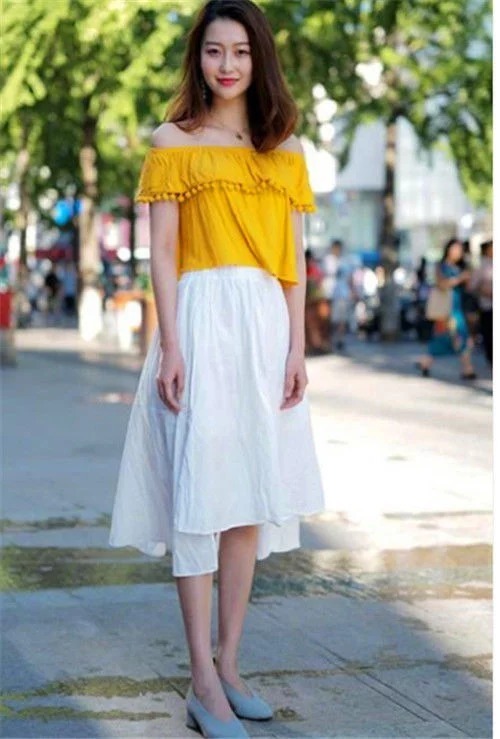 搭配|青春时尚的小姐姐,一身白色的搭配,更显青春朝气