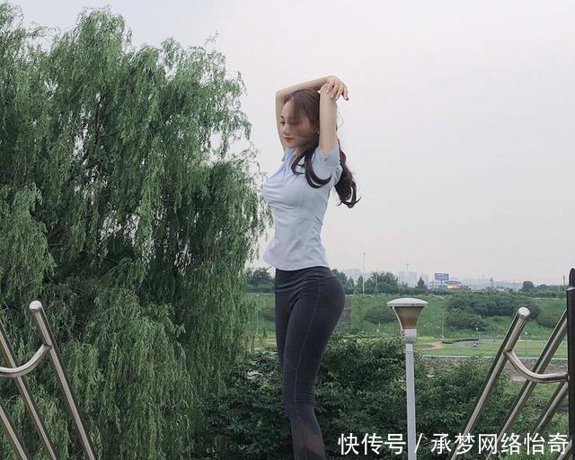 女性 紧身打底裤将女性的身材展现的更加的完美,具有很好视觉冲击力