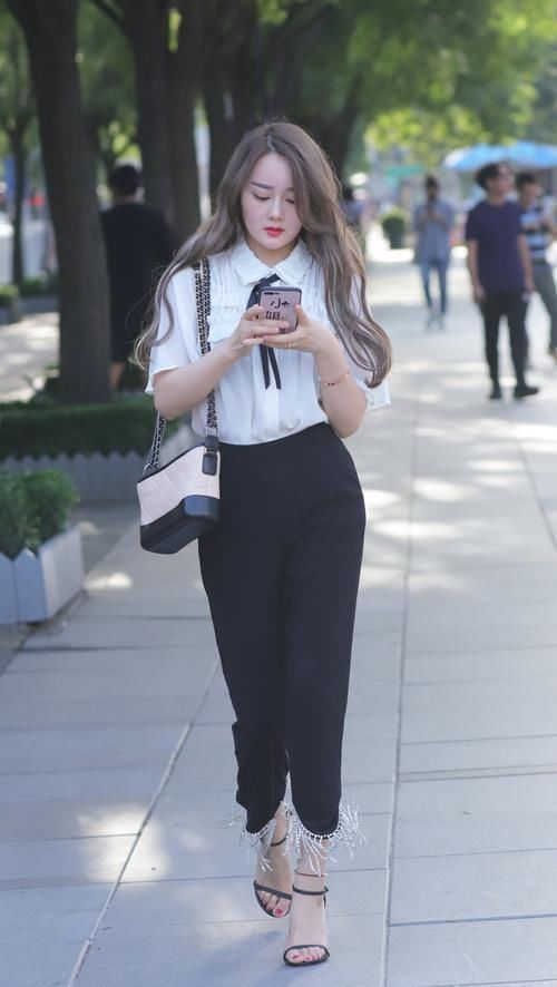 街拍邂逅一位小姐姐,她皮肤白皙,气质可人,长发飘飘身上留香