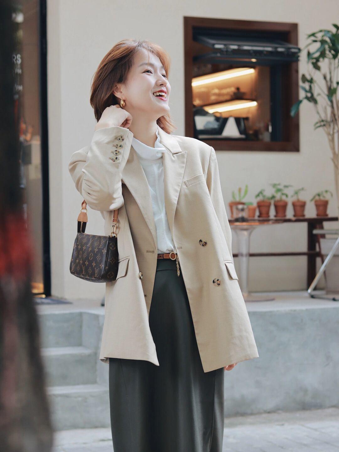 西装外套|秋冬不费力穿搭,格纹西装+黑色铅笔裤,高级又时尚!