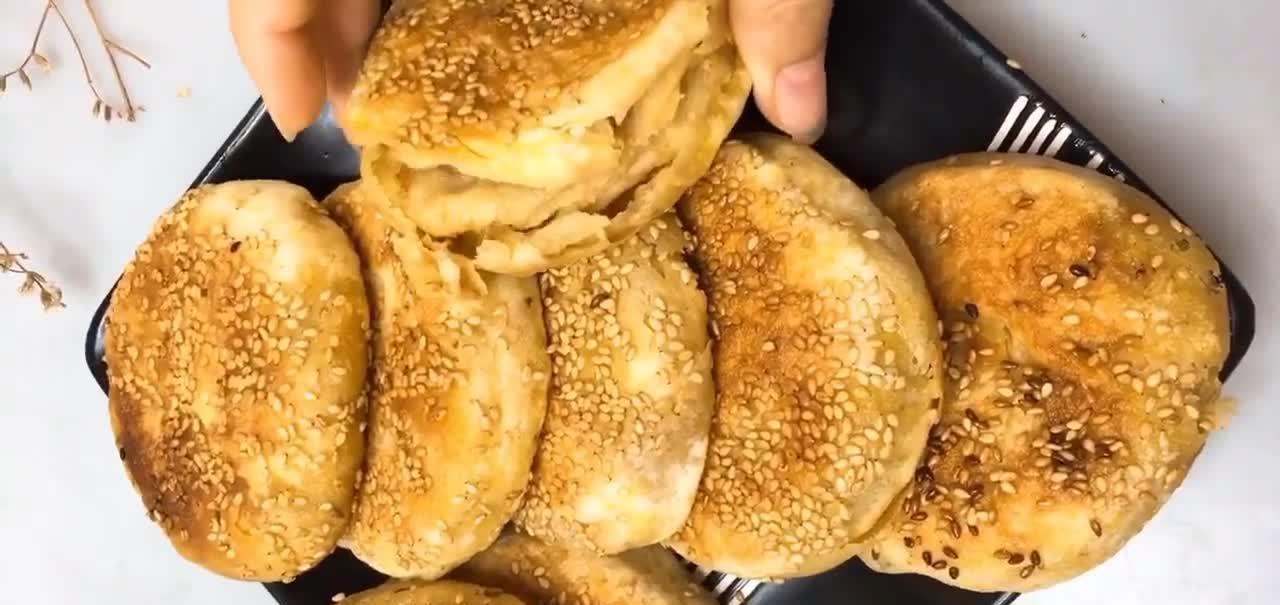 新式麻酱烧饼的做法,全程不饧面不发面,外脆里软比肉夹馍还好吃