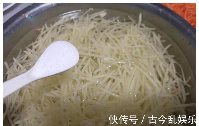 制作过程|咸香绵软蒸土豆丝，很多人都做不好，原来一开始方法就错了