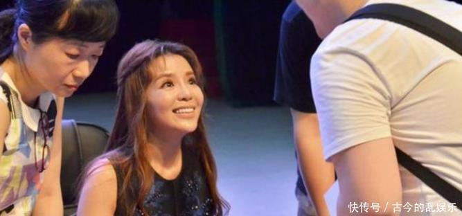 中年|朱迅只是换了个发型,就减龄了10多岁,47岁穿印花长裙美美的