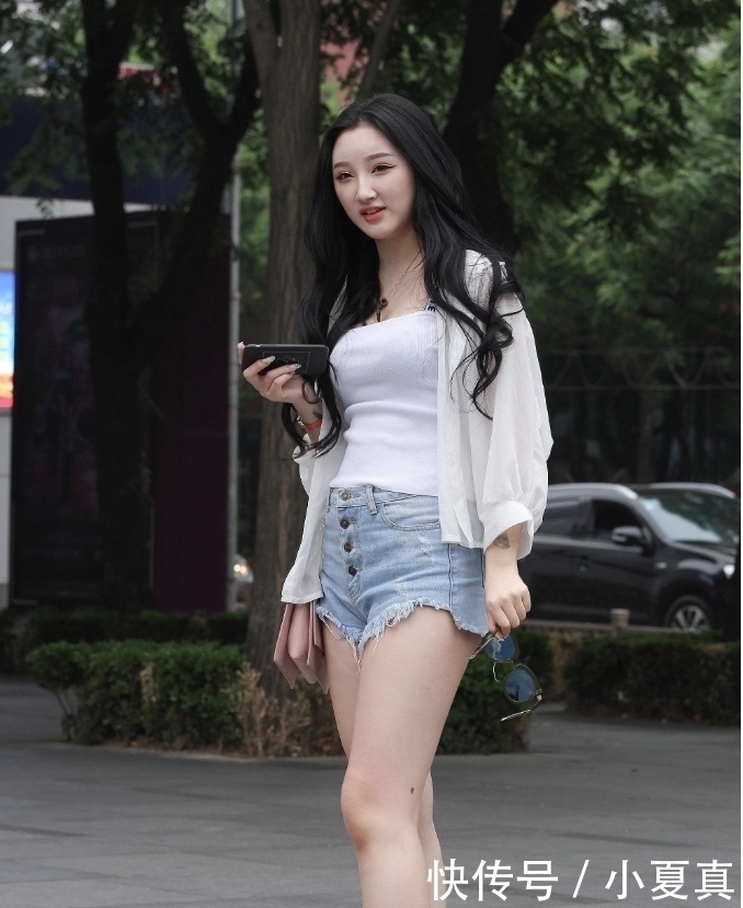 街拍这2个女孩长得都漂亮,更喜欢左边那女孩,真是迷人