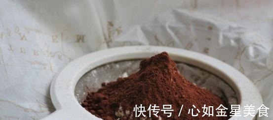 奥利奥草莓千层蛋糕，搅一搅就能做好，一口下去奶香浓郁！