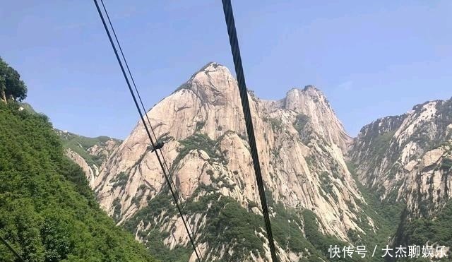 西安附近一山，石梯是垂直的，栈道在空中，游客很多爬上的没几人