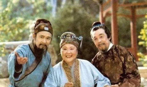 薛家@蘅芜苑为啥种满藤蔓?曹雪芹下笔太辛辣,一点面子都不给薛家留!