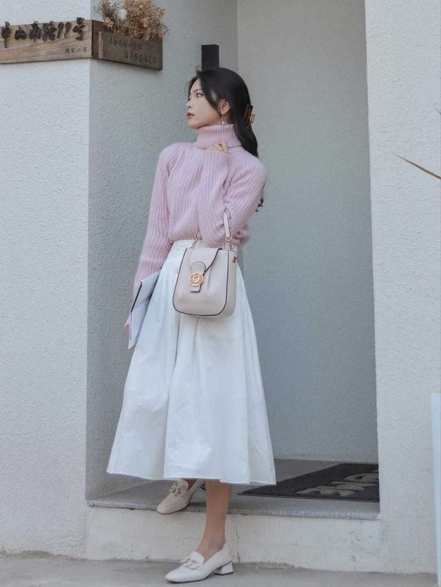 衬衫|半身裙在秋天依然风头不减,搭配泡泡袖衬衫,这才是“高级穿法”