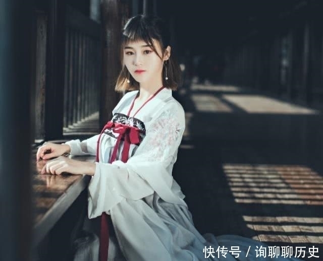 古代女子的裙摆那么长,为什么不怕被弄脏?网友:不必担心!