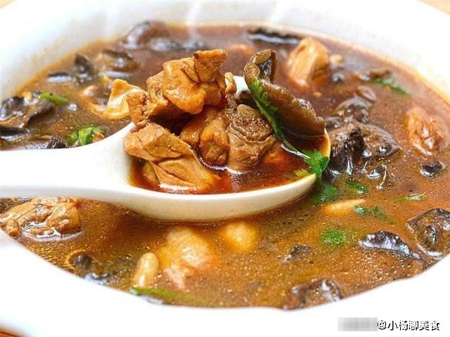 炖鸡汤|小鸡炖蘑菇，到底要不要焯水？这一步做错，鸡肉口感差，不好吃