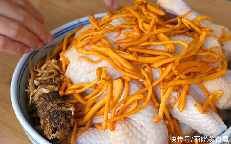 一整只鸡放锅中蒸一蒸，不加水不放油，汤鲜肉嫩，年夜饭吃真香