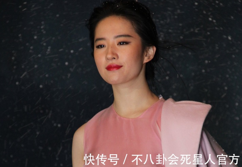 皮肤|斑点皱纹、妆浓浮粉、含胸驼背,看完女星生图,再也不容貌焦虑了