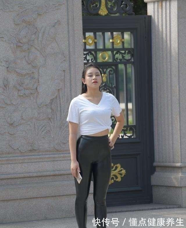 低胸 白色低胸短袖搭配黑色风格打底裤,整体造型美美哒,气质十足!