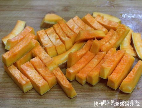 不对|蒸南瓜,直接上锅蒸是不对的,大厨多加1步,南瓜甜嫩更亮丽