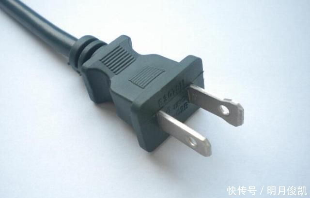 为什么插头上会有两个小圆孔?这么多年的疑问,终于有答案了