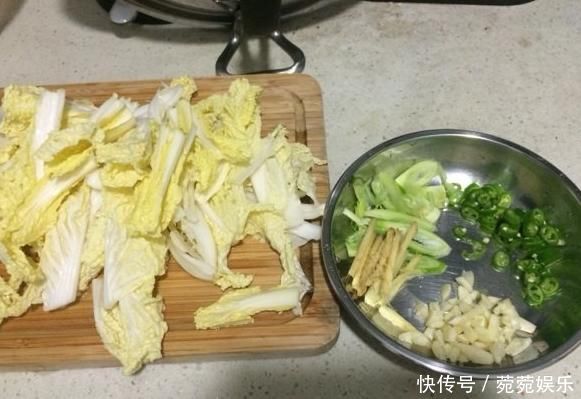 午饭吃啥不用愁,学会这4道快手小炒,简单又省事,就是有点费饭