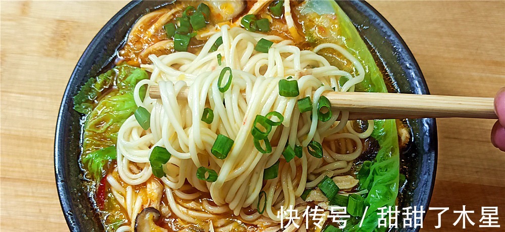 香菇|天热没有胃口给家人做一碗“金汤鸡丝面”,味道酸辣特别好吃!