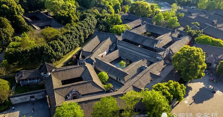  地主|大地主刘文彩的庄园：紫檀木座椅为洪秀全遗物，图8为贴金大龙床