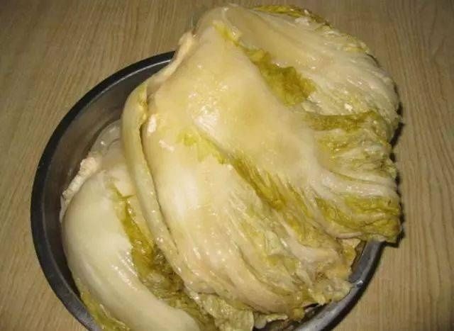 腌酸菜，还只傻傻的放盐？奶奶的祖传方法，7天味变酸，1年也不坏