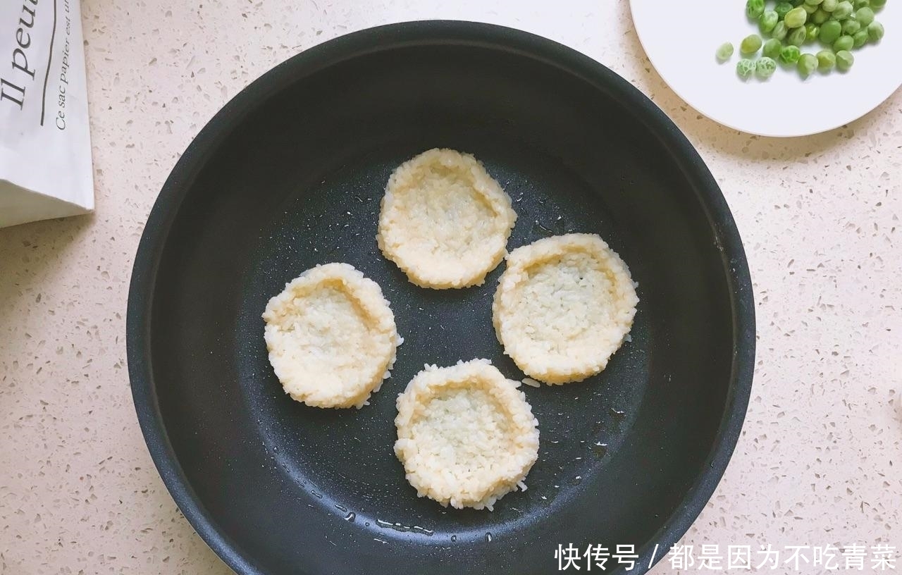 剩米饭别炒着吃了,加1个鸡蛋搅一搅,又酥又嫩,百吃不厌