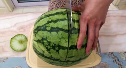 贴在地面|挑西瓜时,不用拿起来拍,60岁老瓜农教你3招,挑的西瓜皮薄又甜