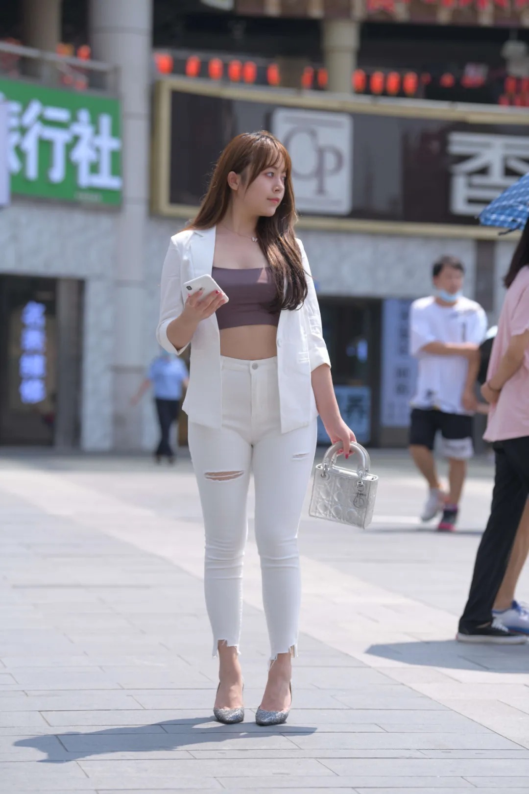 穿白西装的性感靓丽美女,身材丰腴