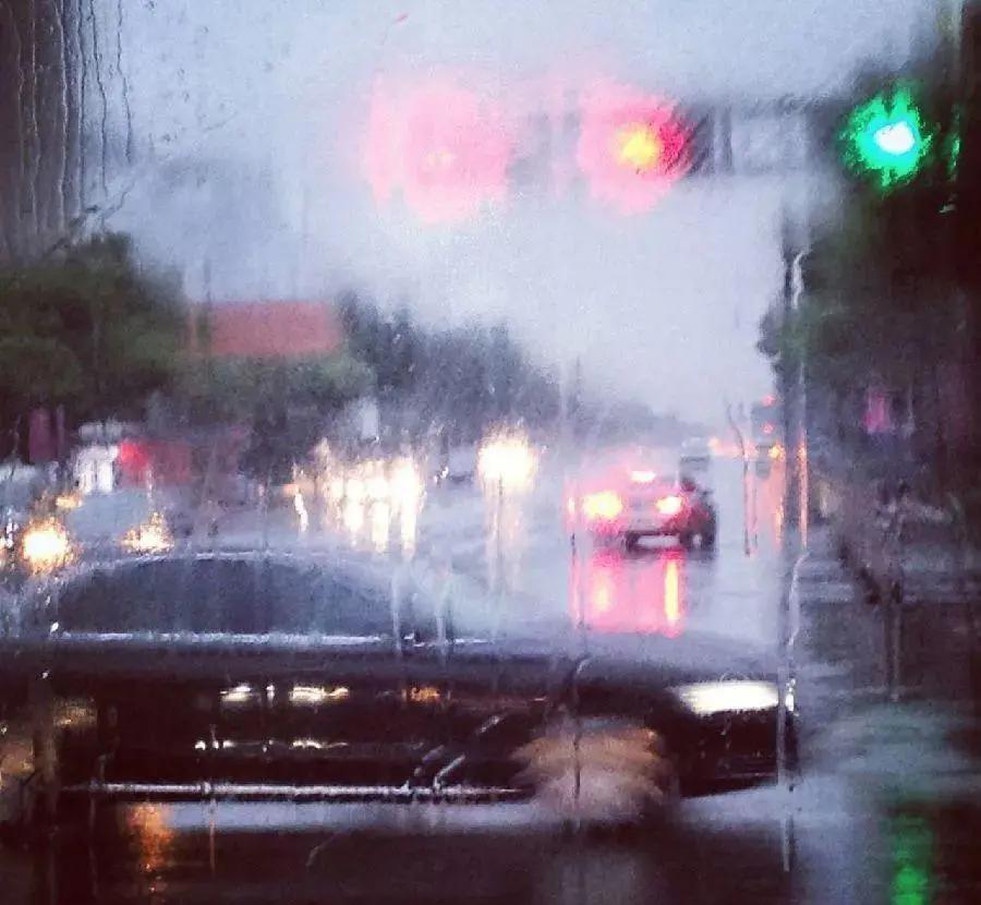 “贵州一女子徒手攀崖壁108米”引热议景区回应