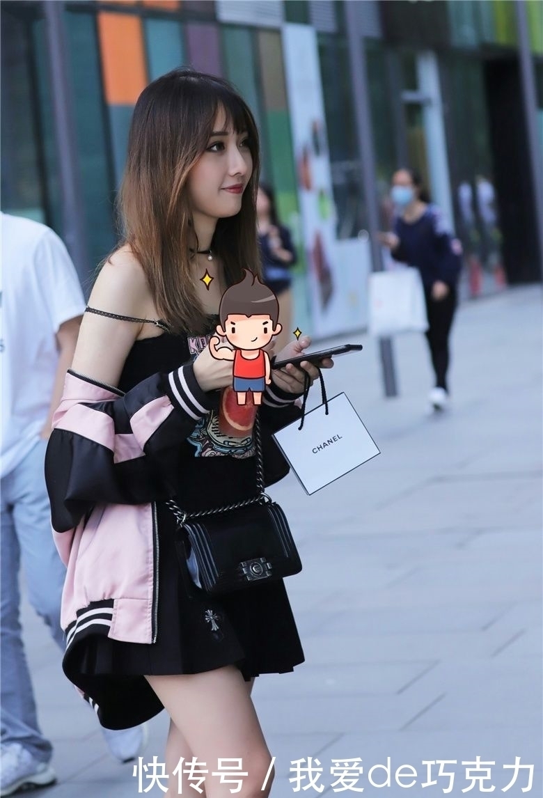 如丝|美女街拍:清纯靓丽香肩露,媚眼如丝万人迷