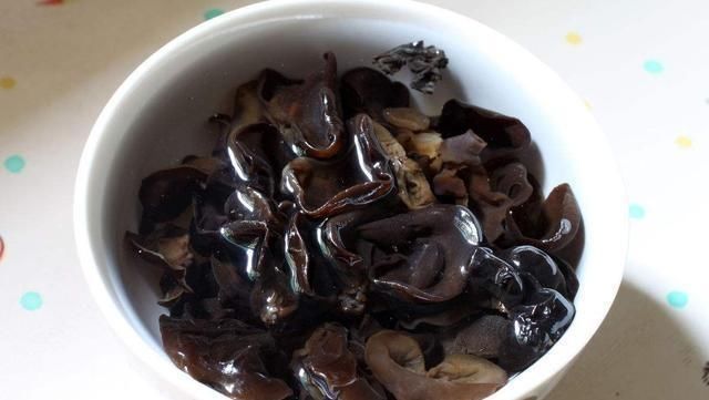 热水|泡发木耳时,用冷水还是热水?都不对,加上这两样,木耳好吃营养