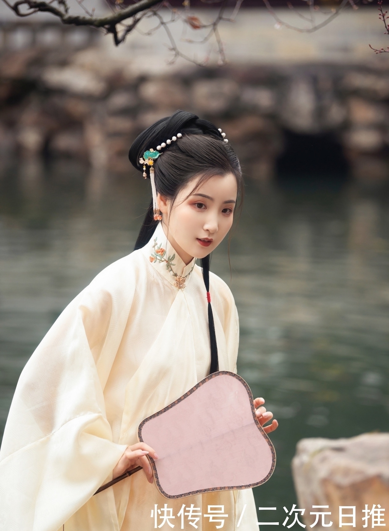 赏月@诗·十首丨乡愁似酒五更醉,往事如烟万里空