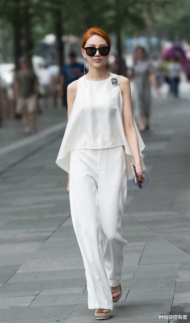 魅力动人的打底裤装扮很有时尚感，透出完美的成熟感，时尚魅力