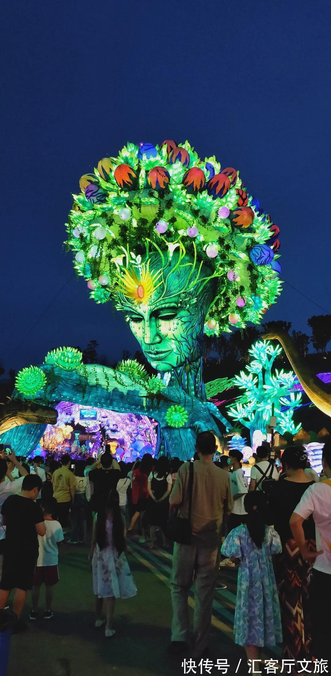 井盐|去年才通高铁,这座“十八线”国内小城,凭什么就火到了国外?