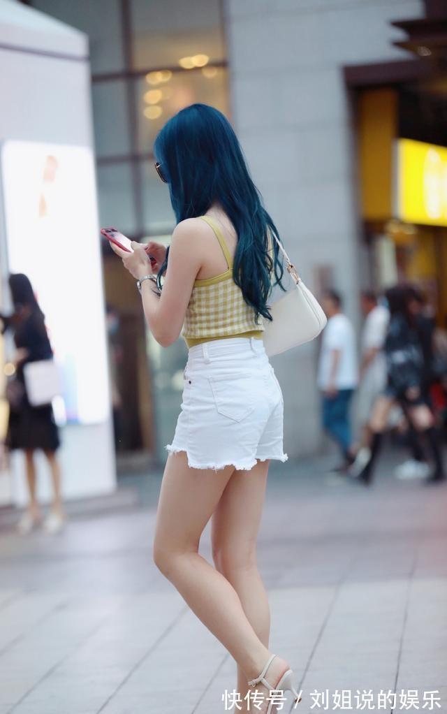 马甲|白背心与长裤搭配,充满青春活力,时尚气质