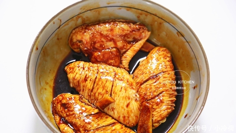 夏天的懒人焖饭,不用炒,所有料直接下锅,鸡翅嫩滑,米饭入味