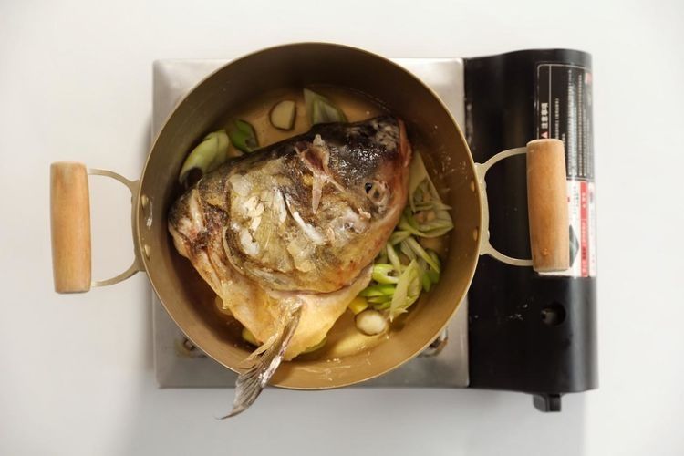 一个鱼头加一块豆腐这样一锅炖，很多人吃了都会上头，太下饭了