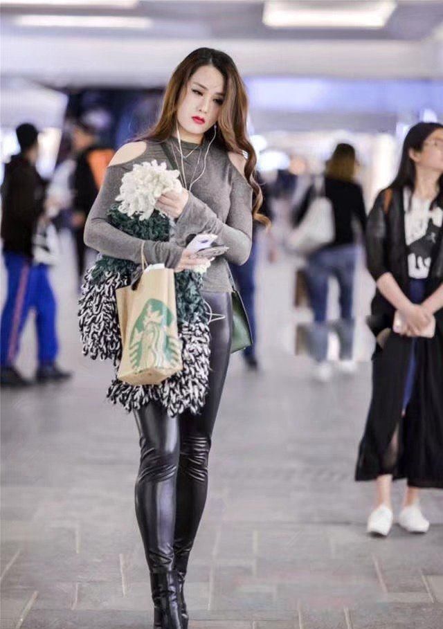 皮裤子会给人清新利落的感觉，恰到好处地展现女人的气质美