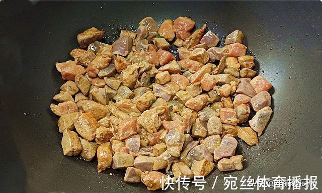 一日三餐|猪肝和瘦肉一起这样做出来，成菜香辣可口，营养好吃，下饭又下酒