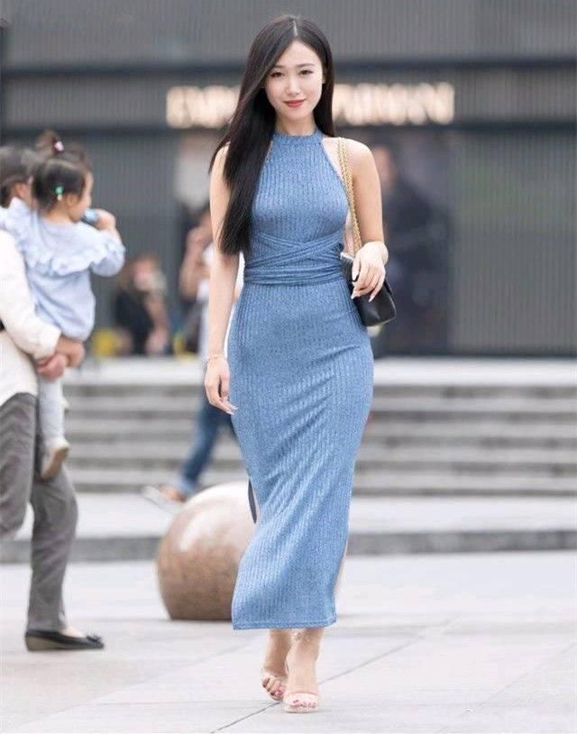 路人街拍,都市女孩穿着时尚又性感,身材呈S型曲线