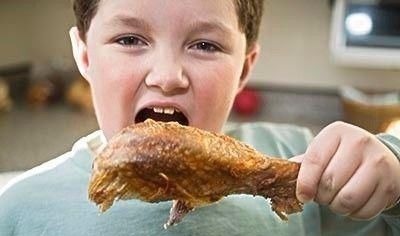 积食|这3种行为或正“偷走”孩子身高,医生:父母无知耽误孩子!