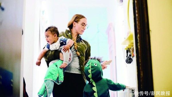 疫情|美国妈妈不想再当“超人”：疫情凸显困境 工作生活如“走钢丝”