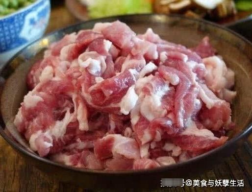  脏东西|炖“猪肉”时，焯水前记得多加“这一步”，脏东西自己跑出来